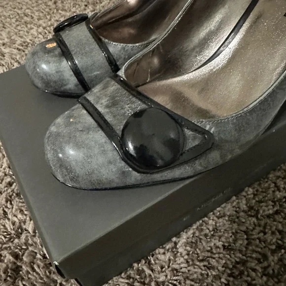Michael “Pelton” Grey Pumps - Picture 5 of 6